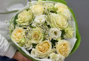 Buchet din trandafiri albi Candlelight, eustome, romanite si brassica — foto 4