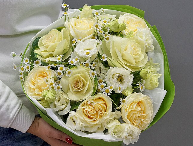 Buchet din trandafiri albi Candlelight, eustome, romanite si brassica — foto 4