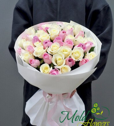 Buchet din 45 trandafiri roz si albi 50 cm foto 394x433