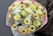 Букет из роз, гербер, хризантем и брассики — фото 4