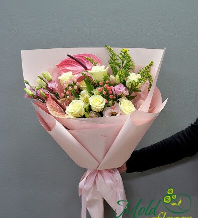 Buchet din trandafiri, eustoma si anthurium foto 394x433