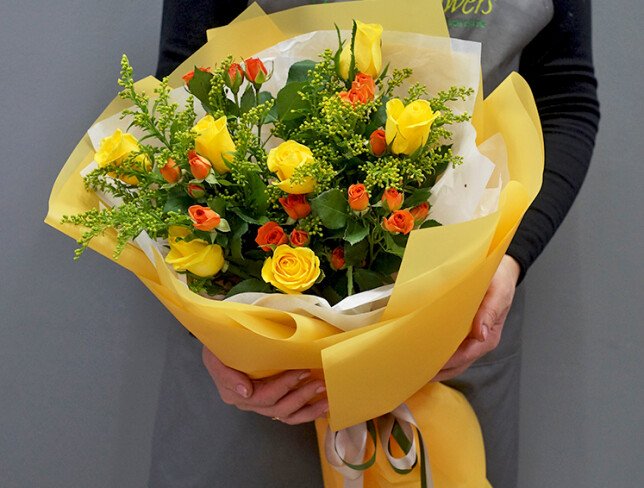 Buchet din trandafiri galbeni si trandafiri spray portocalii foto