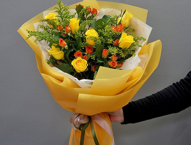 Buchet din trandafiri galbeni si trandafiri spray portocalii foto