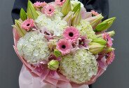 Bouquet of white hydrangeas, pink lilies and gerberas — photo 2