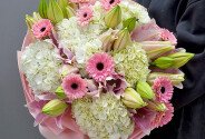 Bouquet of white hydrangeas, pink lilies and gerberas — photo 4