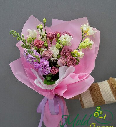 Buchet din trandafiri de tufa „Purple Queen”, frezii albe si eustoma foto 394x433