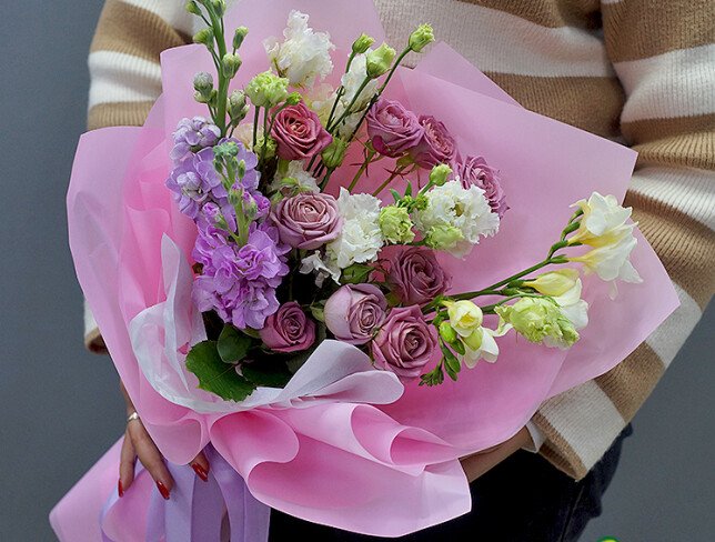 Buchet din trandafiri de tufa „Purple Queen”, frezii albe si eustoma foto