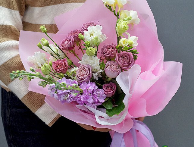 Buchet din trandafiri de tufa „Purple Queen”, frezii albe si eustoma foto