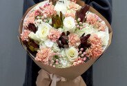 Buchet din garoafe, hortensii si leucadendron — foto 1