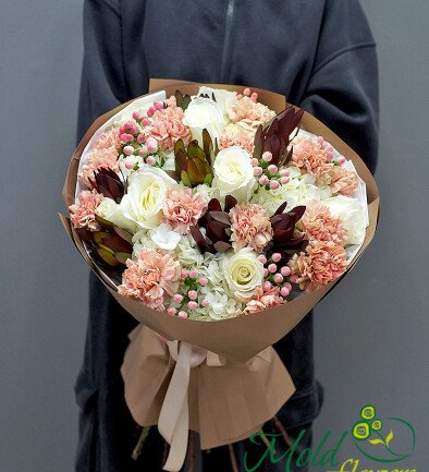Buchet din garoafe, hortensii si leucadendron foto 394x433