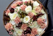 Buchet din garoafe, hortensii si leucadendron — foto 2