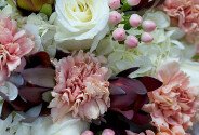 Buchet din garoafe, hortensii si leucadendron — foto 4