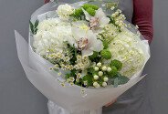 Bouquet of white hydrangeas, daisies and green chrysanthemums — photo 1