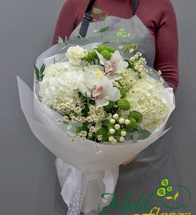 Bouquet of white hydrangeas, daisies and green chrysanthemums photo 394x433