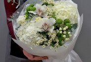 Bouquet of white hydrangeas, daisies and green chrysanthemums — photo 2