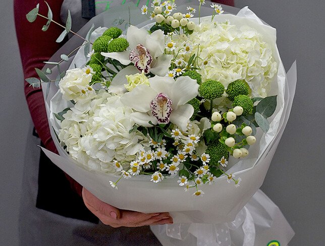 Bouquet of white hydrangeas, daisies and green chrysanthemums photo