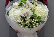 Bouquet of white hydrangeas, daisies and green chrysanthemums — photo 3