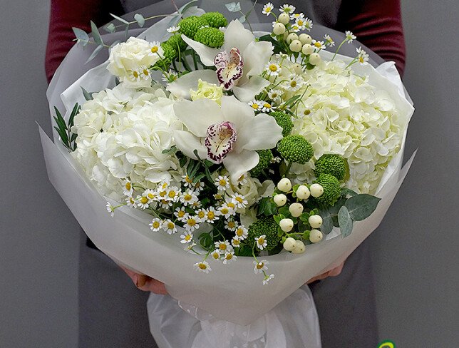 Bouquet of white hydrangeas, daisies and green chrysanthemums photo