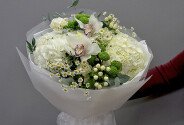 Bouquet of white hydrangeas, daisies and green chrysanthemums — photo 4