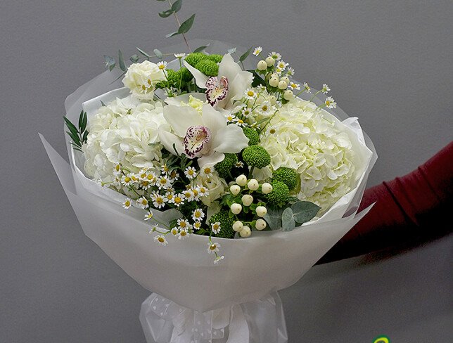 Bouquet of white hydrangeas, daisies and green chrysanthemums photo