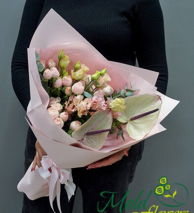 Buchet din trandafiri de tufa, eustoma si anthurium foto 394x433