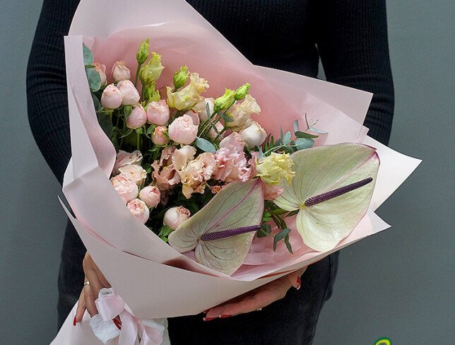 Buchet din trandafiri de tufa, eustoma si anthurium foto