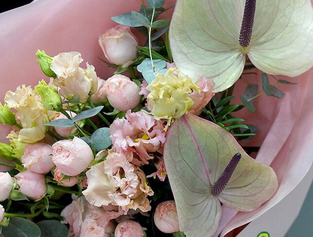 Buchet din trandafiri de tufa, eustoma si anthurium foto