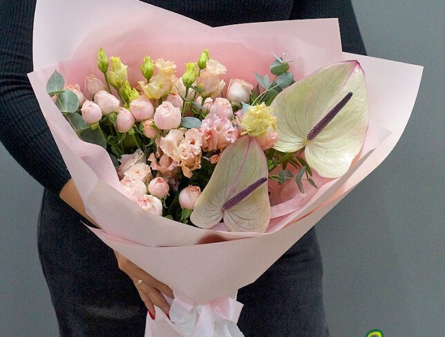 Buchet din trandafiri de tufa, eustoma si anthurium foto