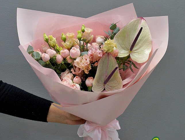 Buchet din trandafiri de tufa, eustoma si anthurium foto