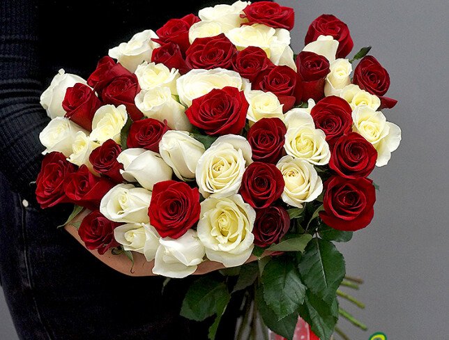Buchet din 51 trandafir alb si rosu 60 cm foto