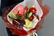 Buchet din crini albi, brassica, gerbere rosii si anthurium — foto 1