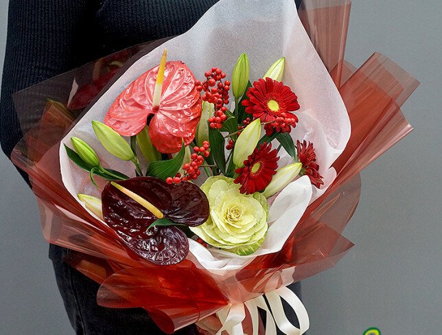 Buchet din crini albi, brassica, gerbere rosii si anthurium foto
