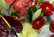 Buchet din crini albi, brassica, gerbere rosii si anthurium — foto 2