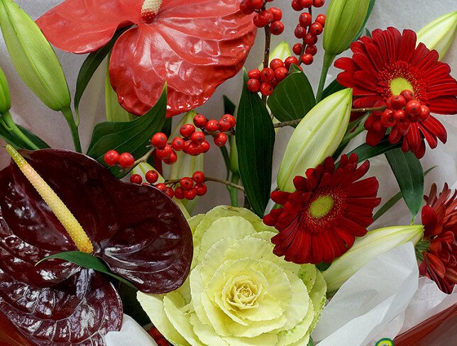 Buchet din crini albi, brassica, gerbere rosii si anthurium foto