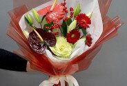 Buchet din crini albi, brassica, gerbere rosii si anthurium — foto 3