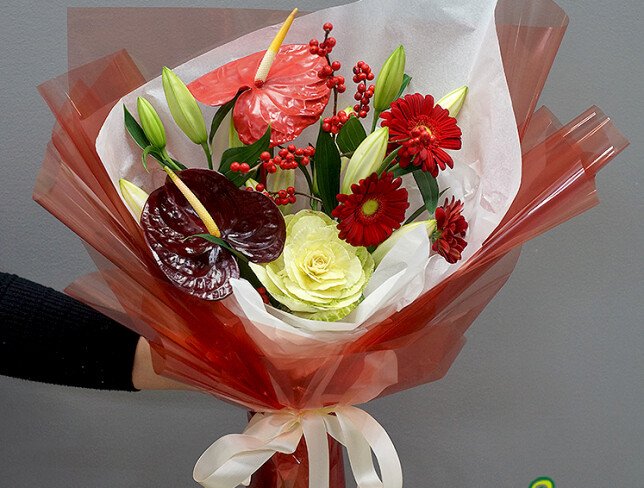 Buchet din crini albi, brassica, gerbere rosii si anthurium foto