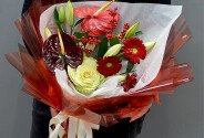 Buchet din crini albi, brassica, gerbere rosii si anthurium — foto 4