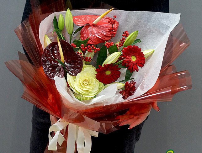 Buchet din crini albi, brassica, gerbere rosii si anthurium foto