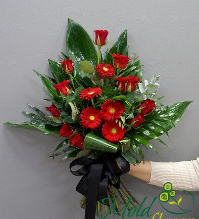 Funeral bouquet with red roses and gerberas photo 394x433