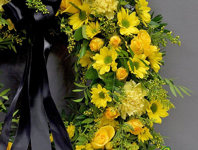Funeral wreath with yellow roses, chrysanthemums, and carnations (d=46) photo