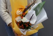 Букет с белым антуриумом и стрелицией «Тропическое очарование» — фото 2