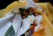 Букет с белым антуриумом и стрелицией «Тропическое очарование» — фото 5