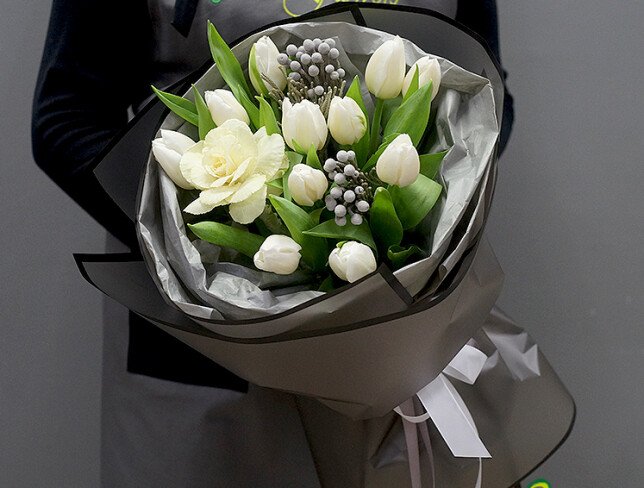 Букет с белыми тюльпанами и брассикой Фото