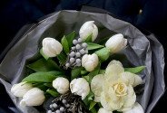 Букет с белыми тюльпанами и брассикой — фото 4
