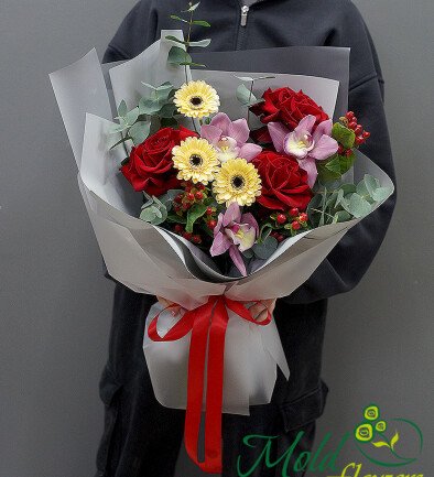 Buchet din trandafiri rosii, gerbera si orhidee roz „Amintire calda” foto 394x433