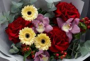 Букет из красных роз, гербер и розовых орхидей «Тёплое воспоминание» — фото 4