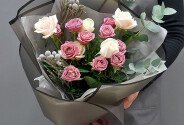 Bouquet of roses, eucalyptus and brunia — photo 2