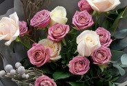 Bouquet of roses, eucalyptus and brunia — photo 3