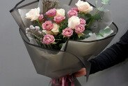 Bouquet of roses, eucalyptus and brunia — photo 1