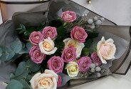 Bouquet of roses, eucalyptus and brunia — photo 5